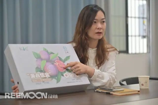 1655975673146995.jpg 梁月向記者展示“銀妃”李精美禮盒.jpg