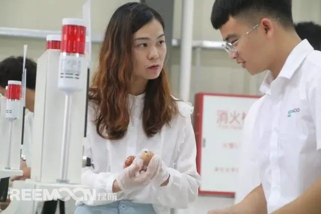 1655975787516557.jpg 梁月在檢查三華李果品質(zhì).jpg