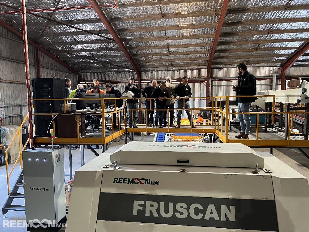 日前，應(yīng)用于Clear Lake Citrus的新型Fruscan 7四通道分選機(jī)在澳大利亞格里菲斯的綠萌展示活動(dòng)中驚艷亮相。該設(shè)備是目前綠萌在澳大利亞所安裝的最新也是最大的設(shè)備。綠萌新型Fruscan 7四通道分選機(jī)展示活動(dòng)現(xiàn)場來自澳大利亞各地的種植者和包裝廠商來到這家柑橘包裝廠參觀了這臺配備了Fruscan 7系統(tǒng)（綠萌的最新瑕疵分選技術(shù)