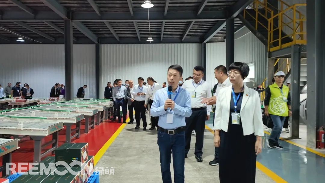 1663032407115595.jpg 綠萌董事長助理胡葉兵向隰縣縣委書記一行介紹綠萌玉露香梨數(shù)字化分選線.jpg
