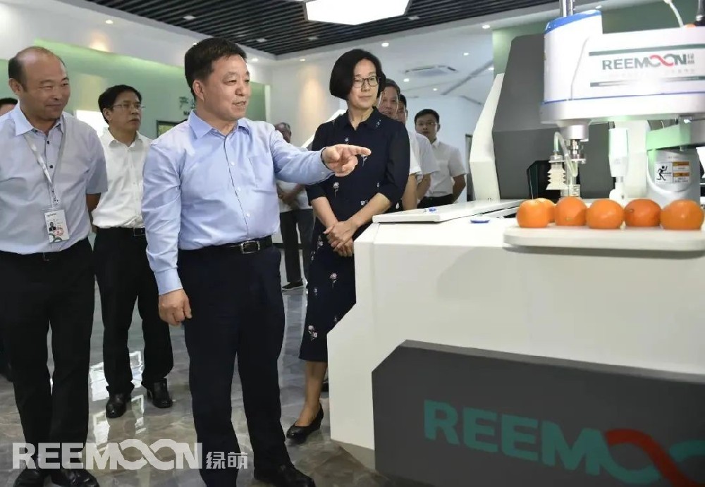 9月29日下午,江西省省長葉建春蒞臨綠萌公司調(diào)研指導(dǎo)工作,省委副書記、贛州市委書記吳忠瓊陪同調(diào)研。中科微至董事長、中科院微電子所智能制造中心主任李功燕,江西綠萌公司董事長朱壹向省長一行作了詳細匯報。葉建春省長深入了解綠萌公司創(chuàng)立發(fā)展歷程、核心技術(shù)研發(fā)及全球市場布局等情況。在得知綠萌果蔬分揀裝備出口近30個